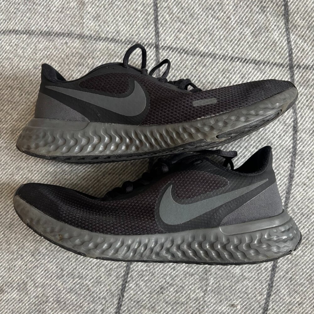Men's size 9.5 Nike Revolution shoes